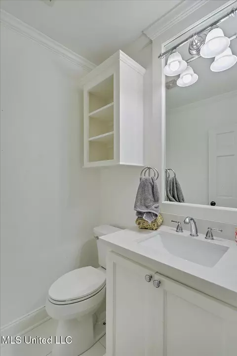 Bath - 3844 Hawthorne Dr, Jackson, MS 39206 photo 4 of 6