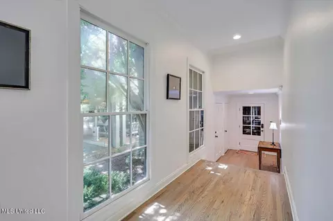 Entry Way - 3844 Hawthorne Dr, Jackson, MS 39206 photo 6 of 8