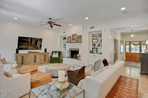 Living - 3844 Hawthorne Dr, Jackson, MS 39206 photo 4 of 5