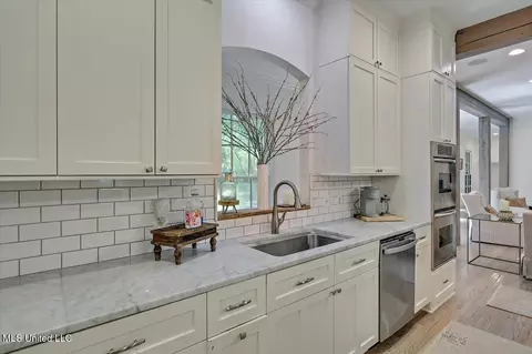 Kitchen - 3844 Hawthorne Dr, Jackson, MS 39206 photo 4 of 6
