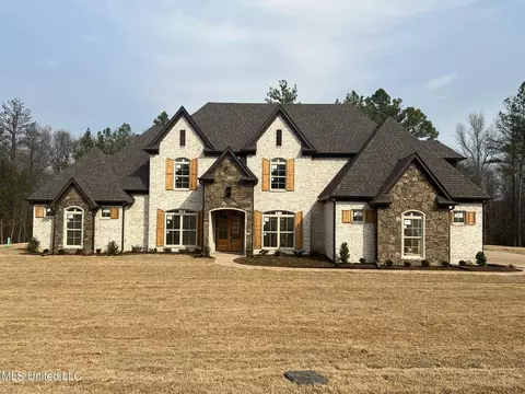 389 Poplar Ln, Holly Springs, MS 38635