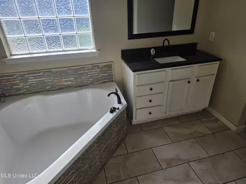Bath - 909 Eagles Nest Dr, Byram, MS 39272 photo 3 of 4