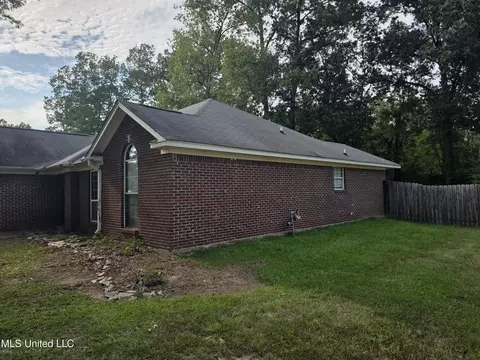 Exterior - 909 Eagles Nest Dr, Byram, MS 39272 photo 2 of 5