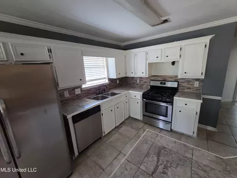Kitchen - 909 Eagles Nest Dr, Byram, MS 39272 photo 3 of 3