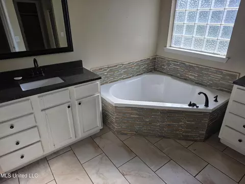Bath - 909 Eagles Nest Dr, Byram, MS 39272 photo 2 of 4