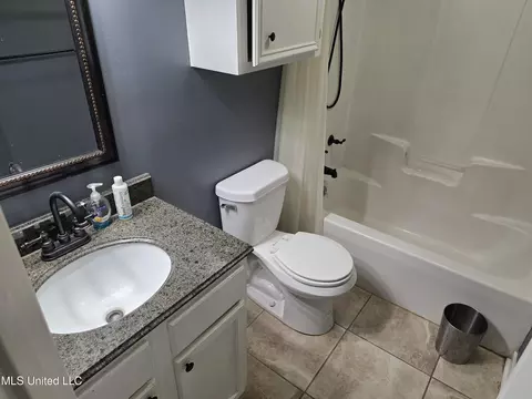 Bath - 909 Eagles Nest Dr, Byram, MS 39272 photo 1 of 4