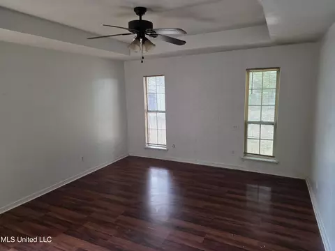 Living - 909 Eagles Nest Dr, Byram, MS 39272 photo 2 of 2