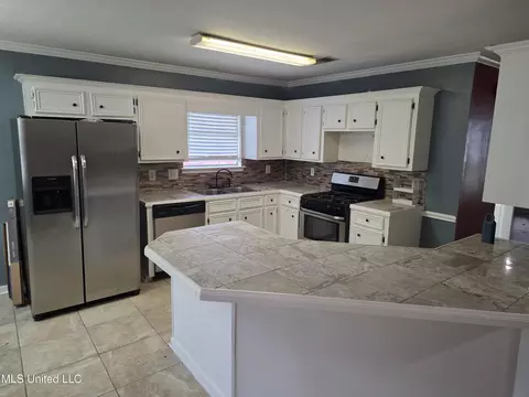Kitchen - 909 Eagles Nest Dr, Byram, MS 39272 photo 2 of 3