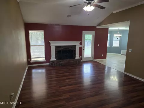 Living - 909 Eagles Nest Dr, Byram, MS 39272 photo 1 of 2