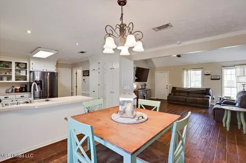 Dining - 6002 Maplewood, Flowood, MS 39232 photo 2 of 2