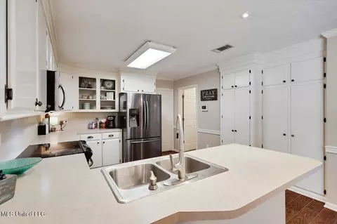 Kitchen - 6002 Maplewood, Flowood, MS 39232 photo 2 of 3