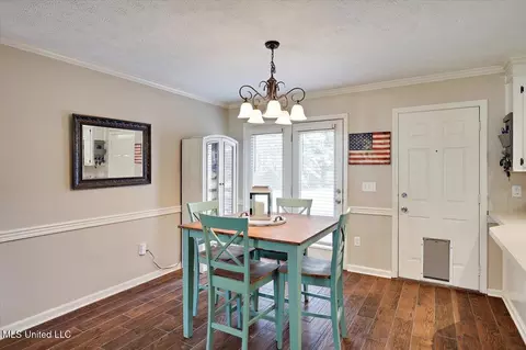 Dining - 6002 Maplewood, Flowood, MS 39232 photo 1 of 2