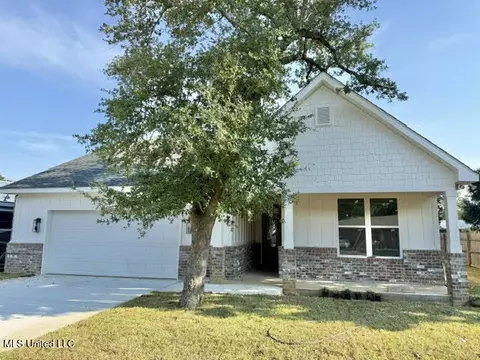 524 Seventh St, Bay Saint Louis, MS 39520