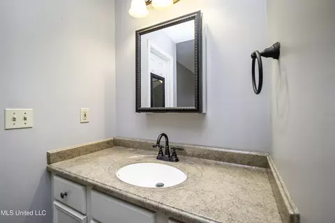 Bath - 700 Bay Tree Dr, Flowood, MS 39232 photo 2 of 3