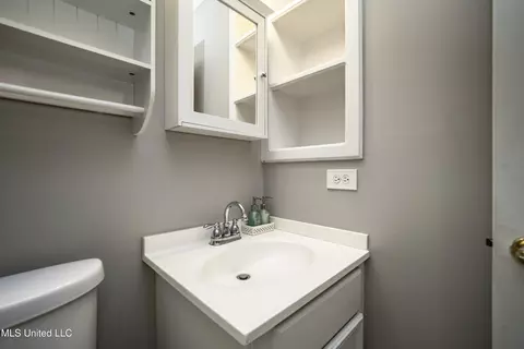 Bath - 700 Bay Tree Dr, Flowood, MS 39232 photo 1 of 3