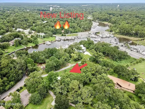 109 Clark Ln, Ocean Springs, MS 39564