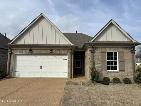 274 Country Garden Dr, Southaven, MS 38671