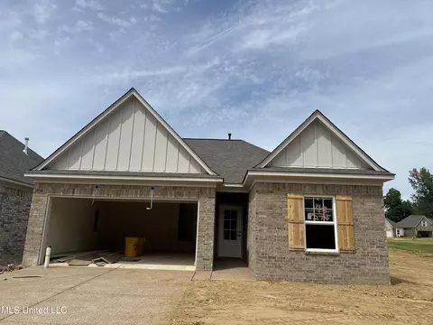 274 Country Garden Dr, Southaven, MS 38671