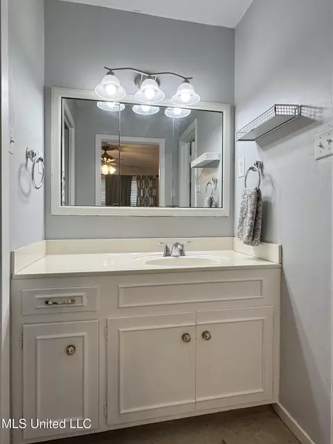Bath - 37 Woodgate Dr, Brandon, MS 39042 photo 2 of 4