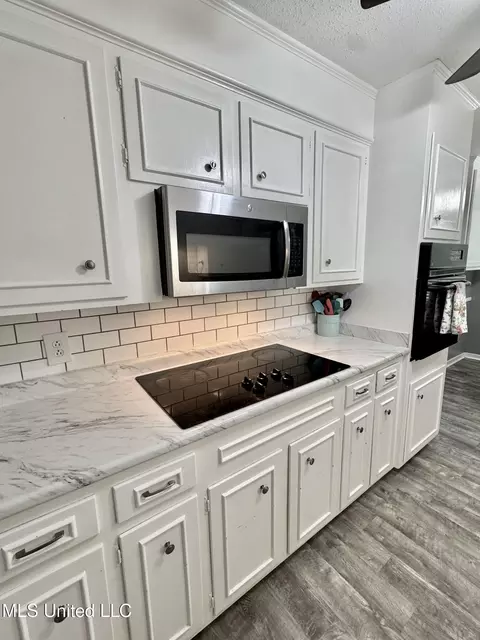 Kitchen - 37 Woodgate Dr, Brandon, MS 39042 photo 2 of 4