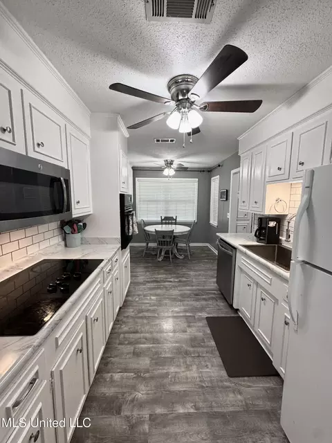 Kitchen - 37 Woodgate Dr, Brandon, MS 39042 photo 1 of 4
