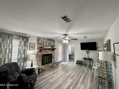 Living - 37 Woodgate Dr, Brandon, MS 39042 photo 1 of 3