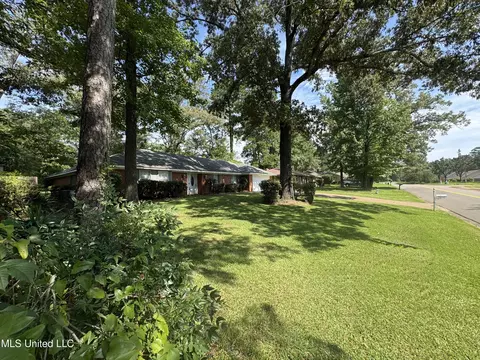 Exterior - 37 Woodgate Dr, Brandon, MS 39042 photo 2 of 10