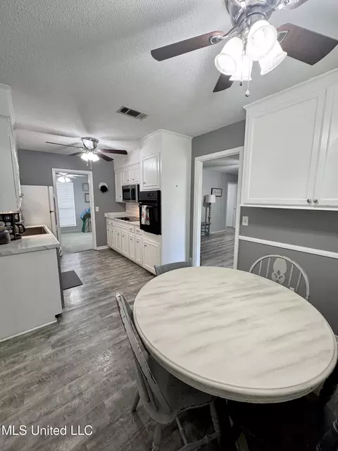 Kitchen - 37 Woodgate Dr, Brandon, MS 39042 photo 4 of 4