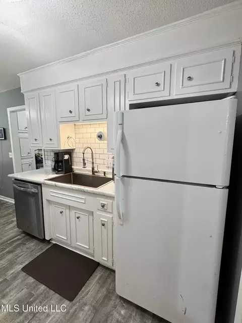 Kitchen - 37 Woodgate Dr, Brandon, MS 39042 photo 3 of 4