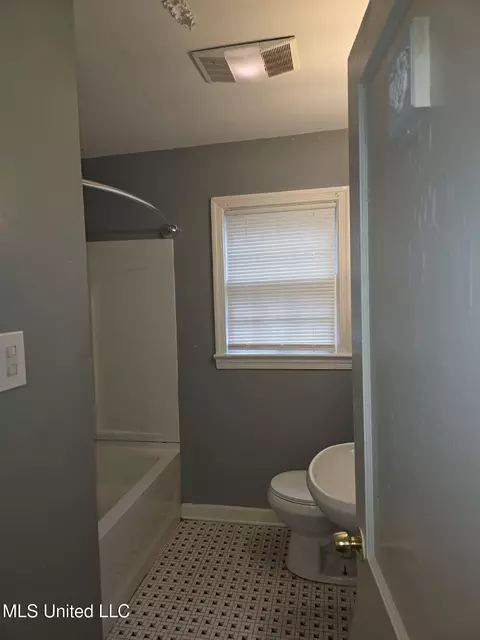 Bath - 443 Meadowbrook Rd, Jackson, MS 39206 photo 1 of 1