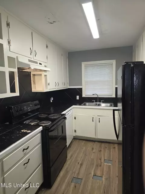 Kitchen - 443 Meadowbrook Rd, Jackson, MS 39206 photo 1 of 1
