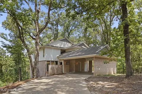 221 W Virginia Dr, Clinton, MS 39056