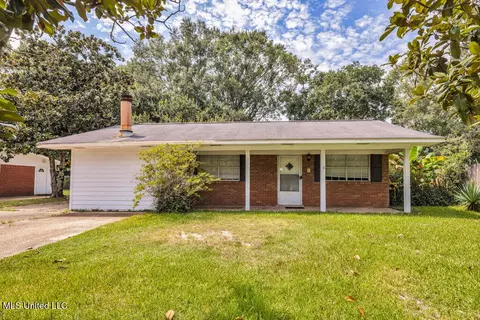 101 North St, Ocean Springs, MS 39564