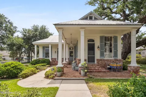 200 Carroll Ave, Bay Saint Louis, MS 39520