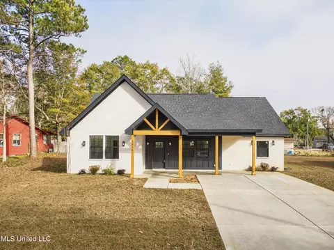 1816 Tradewinds Dr, Gautier, MS 39553