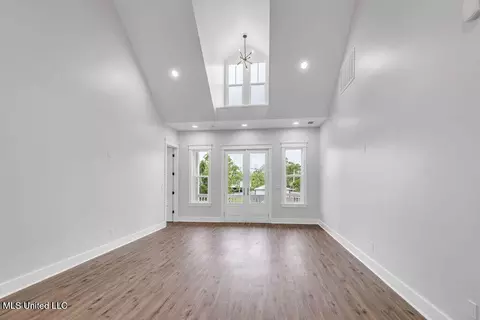 Living - 414 Shell St, Biloxi, MS 39530 photo 2 of 2