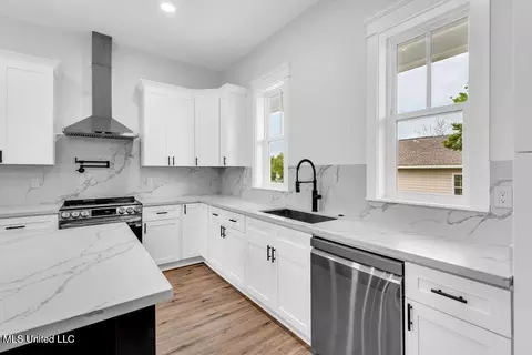 Kitchen - 414 Shell St, Biloxi, MS 39530 photo 3 of 6