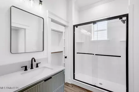 Bath - 414 Shell St, Biloxi, MS 39530 photo 2 of 4
