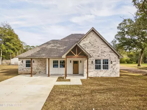 1812 Tradewinds Dr, Gautier, MS 39553