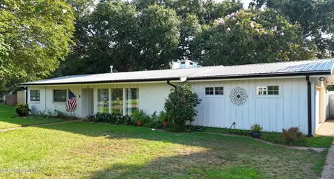 15 Oakwood Dr, Gulfport, MS 39507
