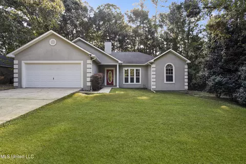 8804 Boxwood Ln, Gautier, MS 39553