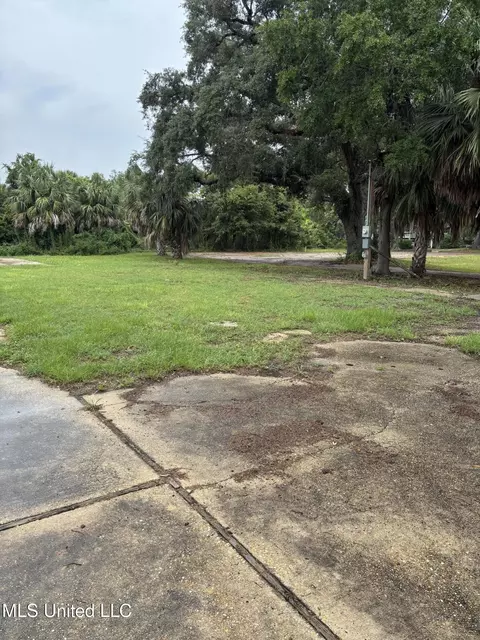 631 16th St, Gulfport, MS 39507