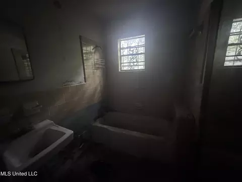 Bath - 3815 Douglas Ave, Jackson, MS 39213 photo 2 of 2