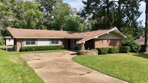 1012 Briarwood Dr, Clinton, MS 39056