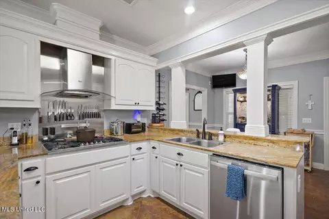 Kitchen - 111 Thornton Pl, Brandon, MS 39042 photo 4 of 4