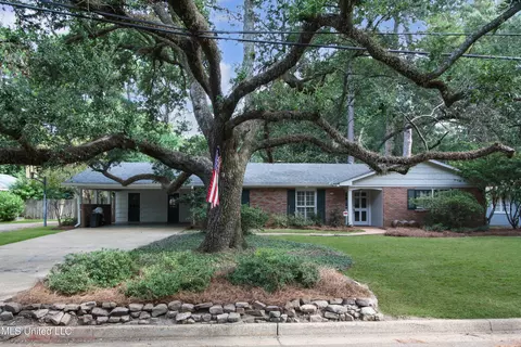 5246 Saratoga Dr, Jackson, MS 39211