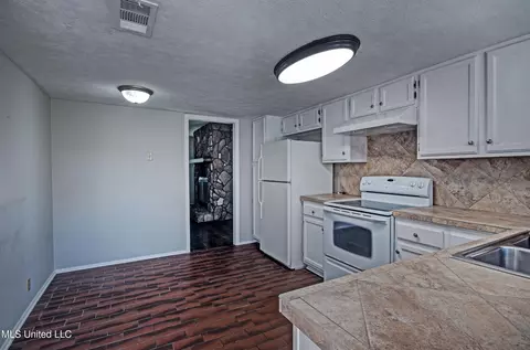 Kitchen - 367 Lakebend Dr, Brandon, MS 39042 photo 3 of 3