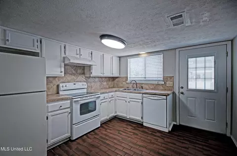 Kitchen - 367 Lakebend Dr, Brandon, MS 39042 photo 2 of 3