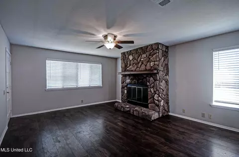 Living - 367 Lakebend Dr, Brandon, MS 39042 photo 2 of 4