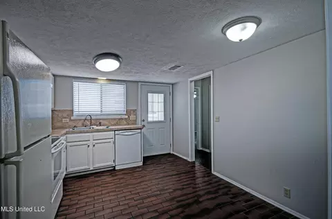 Kitchen - 367 Lakebend Dr, Brandon, MS 39042 photo 1 of 3
